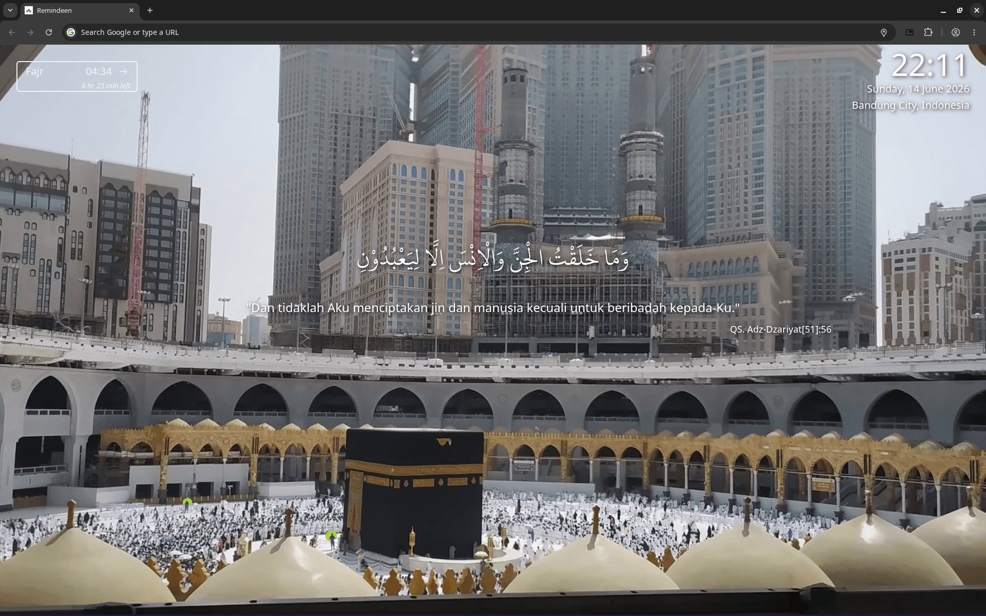 Tampilan tab baru Remindeen dengan waktu salat dan ayat Al-Qur'an